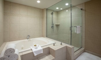 Executive Room, 1 King Bed, Jetted Tub