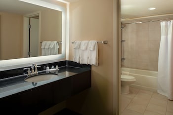 Standard Room, 1 King Bed, Refrigerator