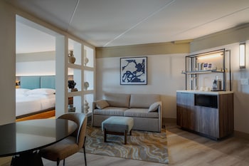 1 KING 1 BEDROOM SUITE EXEC LEVEL - SOAKER TUB