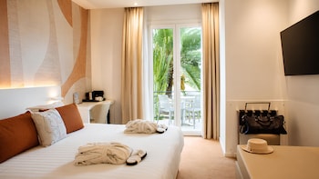 Junior Suite, 1 Queen Bed, Balcony, Sea View (with Single Sofabed)