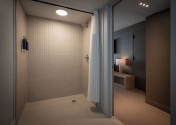 Luxe 1 Queen Bed Accessible RI Shower