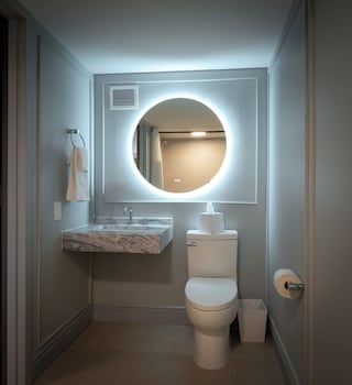 Luxe 1 Queen Bed Accessible RI Shower