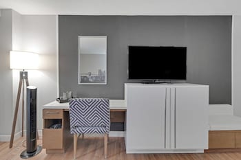 Room, 1 King Bed, Hearing Accessible