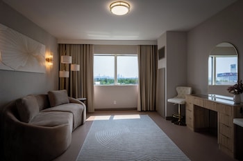 Luxe King Suite Accessible RI Shower