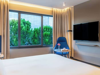 Accessible Superior Deluxe Room with 1 Queen Bed in the Deluxe Building