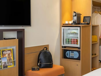 Standard Room, 2 Twin Beds, Mobility Accessible (in Plaza Building)
