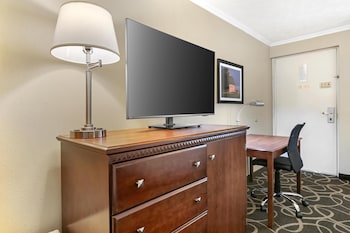 Standard Room, 2 Queen Beds, Non Smoking, Refrigerator & Microwave (Pet Friendly)