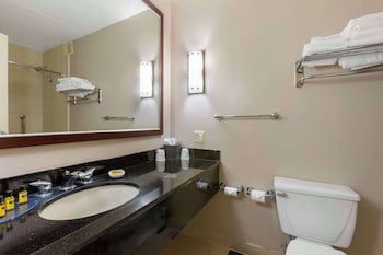Standard Room, 1 Queen Bed, Non Smoking, Refrigerator & Microwave