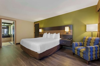 Suite, 1 King Bed, Non Smoking, Poolside