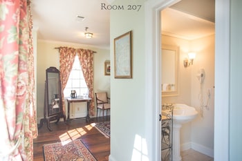 Room, 1 King Bed (207), Stairs Required