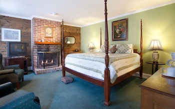 Room, 1 King Bed (104), Stairs Required