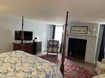 Room, 1 King Bed (401), Stairs Required
