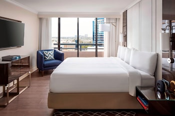 Club Room, 1 King Bed, Non Smoking (Mobility/Hearing Accessible, Tub)