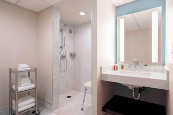 Executive Suite, 1 King Bed with Sofa bed, Non Smoking (Mobility/Hearing Access, Roll-in Shwr)