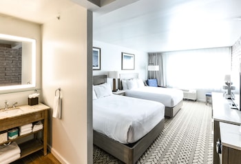 Room, 2 Queen Beds, Roll-in Shower (Roll In Shower)