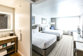 Room, 2 Queen Beds, Roll-in Shower (Roll In Shower)