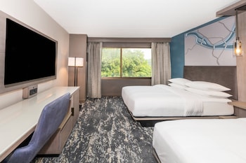 Room, 2 Queen Beds (Mobility Accessible, Tub)