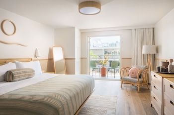 Room, 1 King Bed, Balcony (Courtyard)