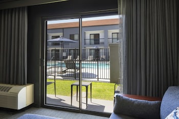 Room, 2 Queen Beds, Pool View (Patio)