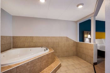 Standard Room, 1 Queen Bed, Non Smoking, Jetted Tub