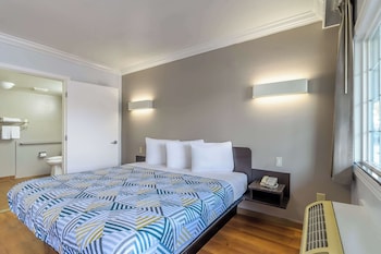 Senior Room, 1 King Bed, Accessible Bathtub, Non Smoking