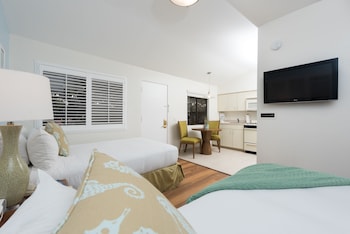 Standard Room, 2 Double Beds, Kitchenette (Club Guestroom with Kitchenette)