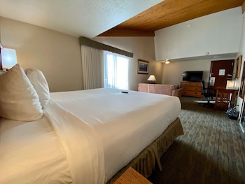 Standard Room, 1 King Bed, Non Smoking, Jetted Tub (Oversized Room)