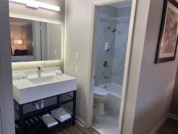 Deluxe Room, 1 King Bed, Non Smoking