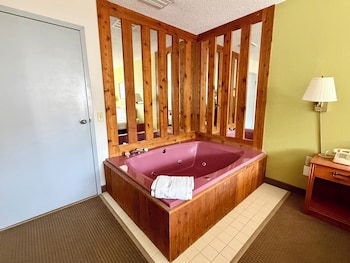 Deluxe Room, 1 Queen Bed, Jetted Tub