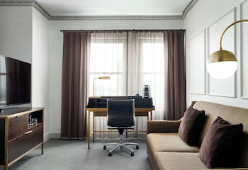 Deluxe Room, 1 King Bed, Accessible, Bathtub