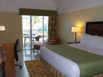 Room, 1 King Bed, Balcony, Beach View