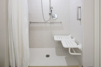 Room, 1 King Bed, Hearing Accessible, Club Lounge Access (Roll-in Shower)