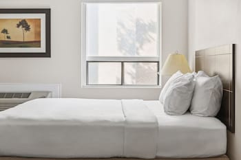 1 Bedroom Suite with Kitchenette and Sofa Bed, 1 Queen Bed, Non Smoking