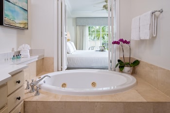 Deluxe Studio, 1 King Bed, Pool View