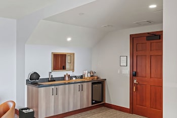 Premier Suite (Waterfall)