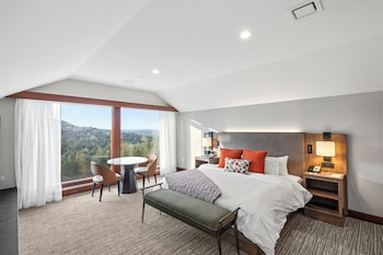 Deluxe Suite (Waterfall)