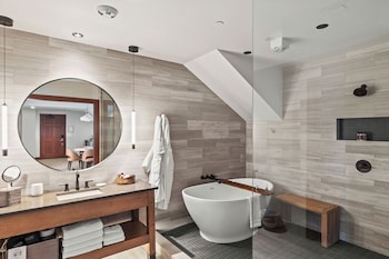 Premier Suite (Waterfall)
