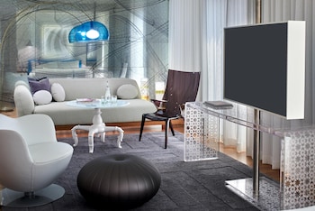 Studio, 1 King Bed, Accessible (Mobility & Hearing, Roll-In Shower)