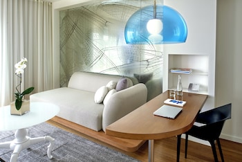 Deluxe Studio, 1 King Bed, Accessible, Bathtub (Mobility & Hearing)