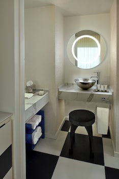 Room, 1 King Bed, Accessible, Bathtub (Mobility & Hearing)