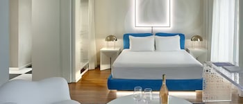 Room, 1 King Bed, Accessible, Bathtub (Mobility & Hearing)