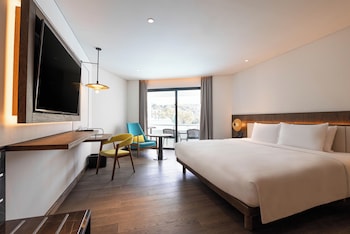 Premium Room, 1 King Bed, Pool View