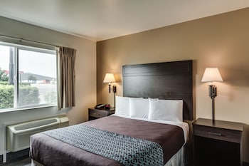 Standard Room, 1 Queen Bed, Non Smoking, Refrigerator & Microwave (Pet Friendly)