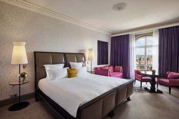 Family Room, 1 King Bed with Sofa bed, Garden View