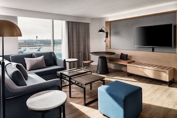 Junior Studio, 1 King Bed with Sofa bed, Club Lounge Access (Airport View)