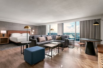 Junior Studio, 1 King Bed with Sofa bed, Club Lounge Access (Airport View)