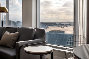 Junior Studio, 1 King Bed with Sofa bed, Club Lounge Access (Airport View)