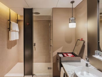 Premier Room, 1 King Bed, Balcony, City View