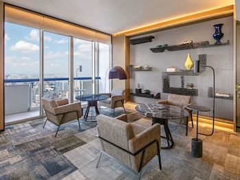 MARINA BAY SUITE, 1 King, L65 lounge access, 2 balconies, Marina Bay view