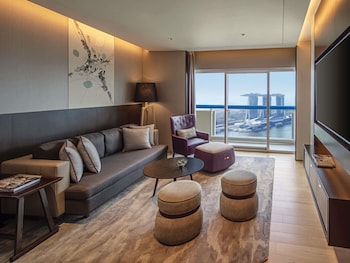 Suite, 1 King Bed, Club Lounge Access